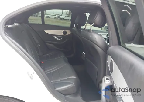 2018 Mercedes-Benz C 300 z USA, uszkodzony, nr VIN 55SWF4JB8JU277299